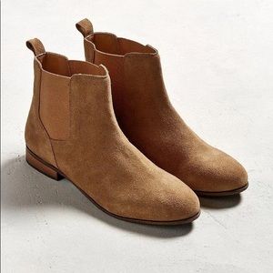 Urban Outfitters Men’s Natural Uo Suede Chelsea Boot - size 10.5